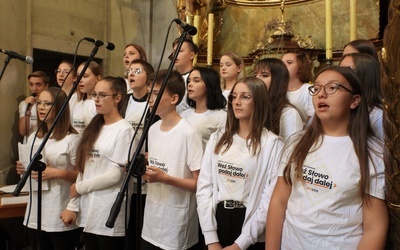 Oprawę muzyczną przygotowała schola wolontariuszy. 