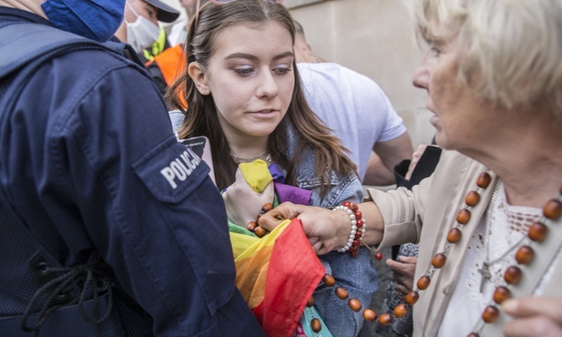 Znowu chcieli zawiesić tęczową flagę na pomniku Chrystusa