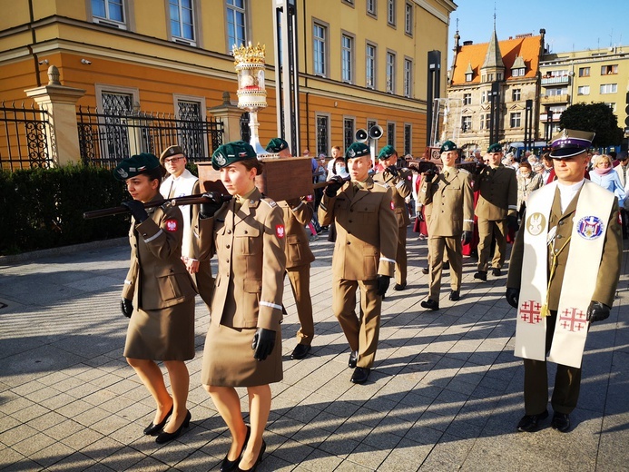 Procesja z relikwiami świętych ulicami Wrocławia