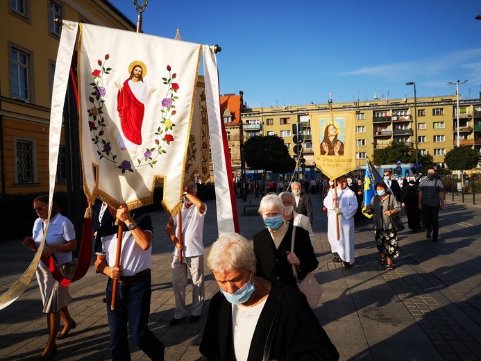 Procesja z relikwiami świętych ulicami Wrocławia