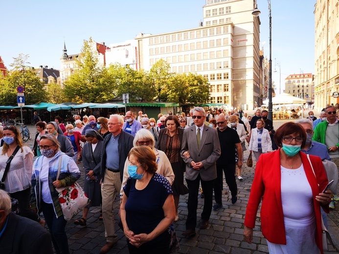 Procesja z relikwiami świętych ulicami Wrocławia