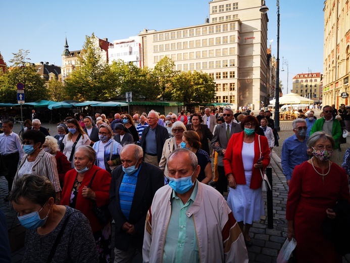 Procesja z relikwiami świętych ulicami Wrocławia