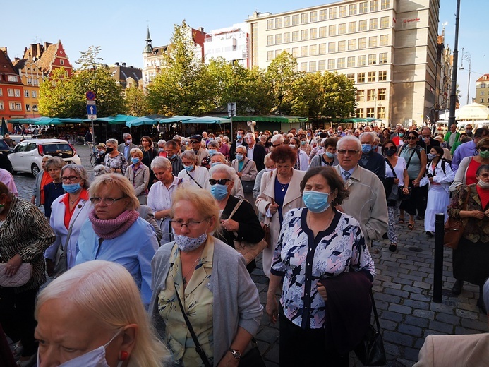 Procesja z relikwiami świętych ulicami Wrocławia