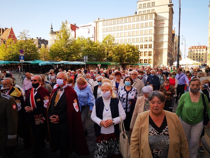 Procesja z relikwiami świętych ulicami Wrocławia