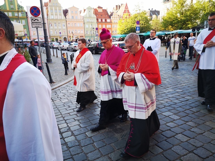 Procesja z relikwiami świętych ulicami Wrocławia