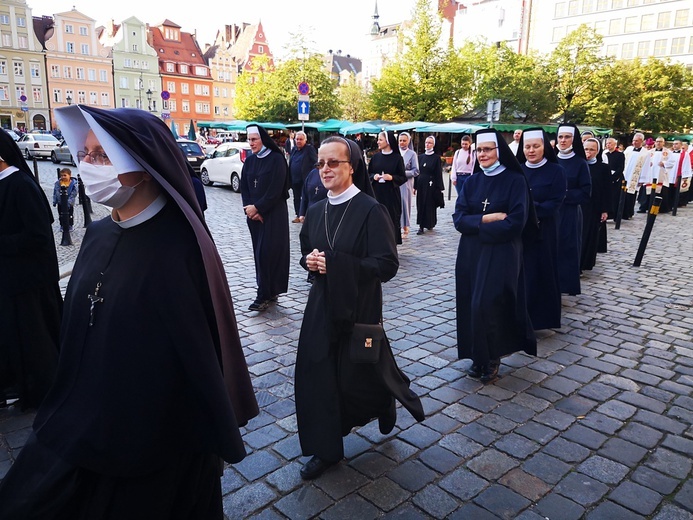 Procesja z relikwiami świętych ulicami Wrocławia