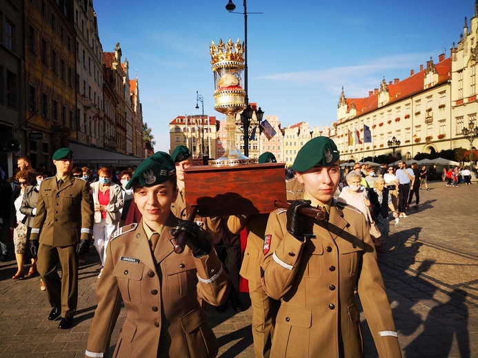 Procesja z relikwiami świętych ulicami Wrocławia