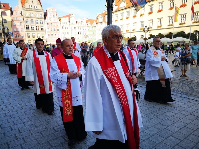 Procesja z relikwiami świętych ulicami Wrocławia