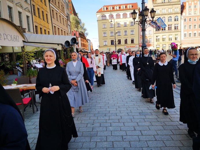 Procesja z relikwiami świętych ulicami Wrocławia