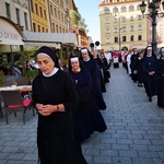 Procesja z relikwiami świętych ulicami Wrocławia