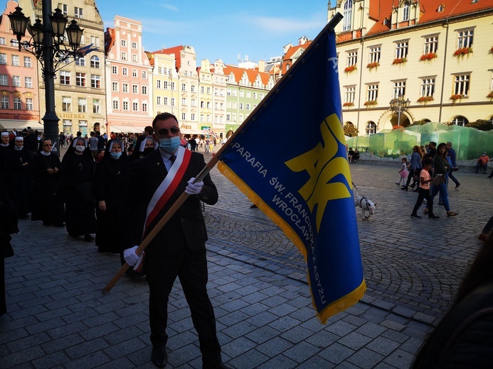 Procesja z relikwiami świętych ulicami Wrocławia