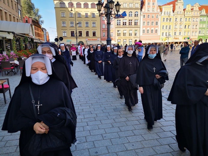 Procesja z relikwiami świętych ulicami Wrocławia