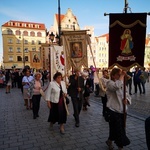 Procesja z relikwiami świętych ulicami Wrocławia