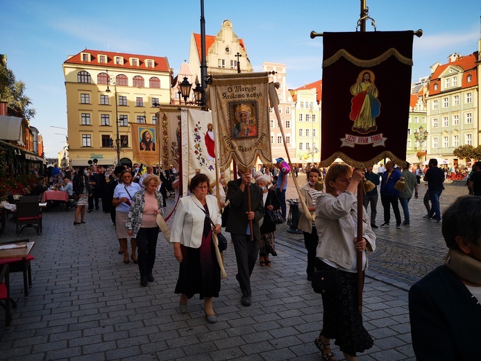 Procesja z relikwiami świętych ulicami Wrocławia