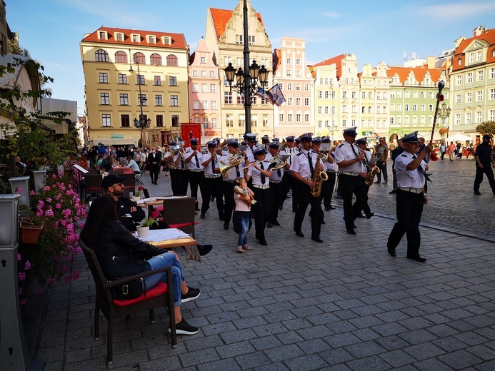 Procesja z relikwiami świętych ulicami Wrocławia