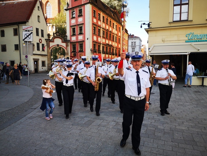 Procesja z relikwiami świętych ulicami Wrocławia