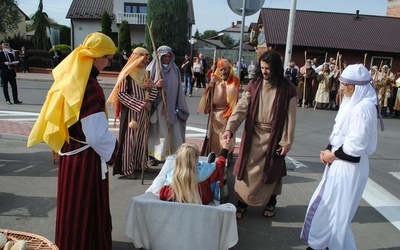 Jedna ze scenek na ulicach Rudnika nad Sanem.