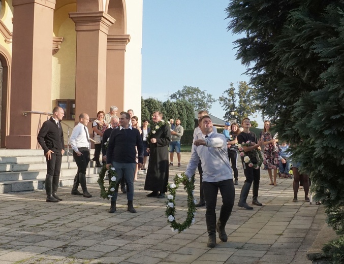 Konna procesja z kościoła w Ostropie