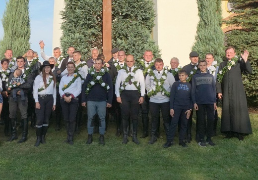 Konna procesja z kościoła w Ostropie