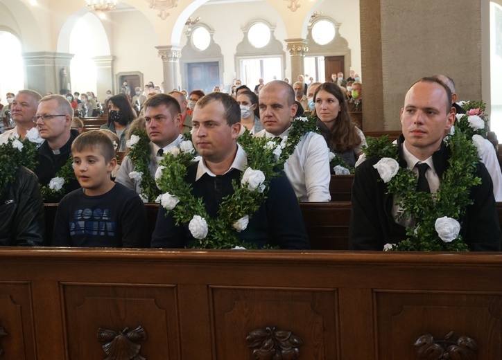 Konna procesja z kościoła w Ostropie