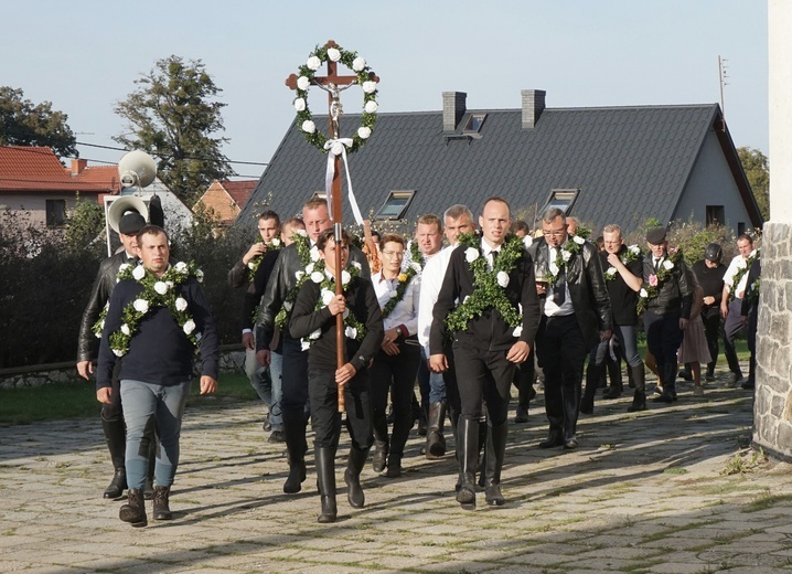 Konna procesja z kościoła w Ostropie