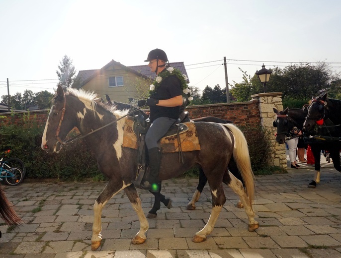 Konna procesja z kościoła w Ostropie