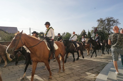 Konna procesja z kościoła w Ostropie