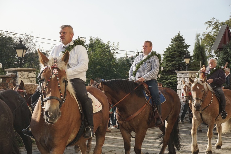 Konna procesja z kościoła w Ostropie