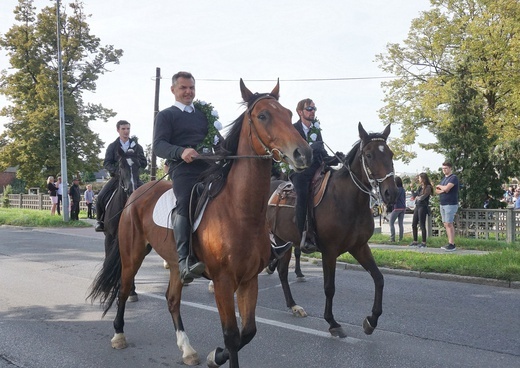 Konna procesja z kościoła w Ostropie