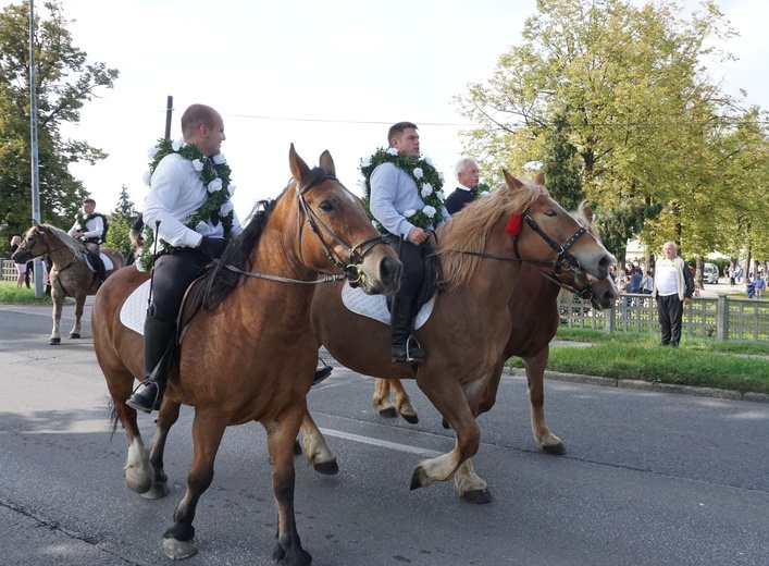 Konna procesja z kościoła w Ostropie