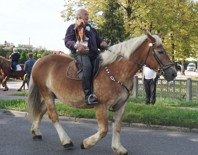 Konna procesja z kościoła w Ostropie