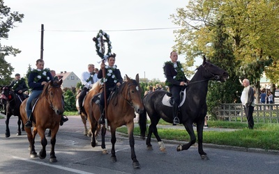 Konna procesja z kościoła w Ostropie