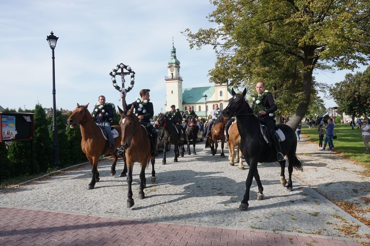 Konna procesja z kościoła w Ostropie