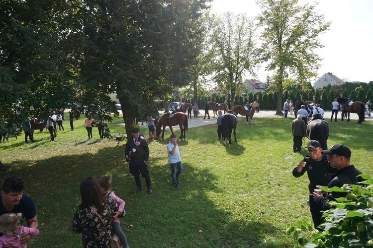 Konna procesja z kościoła w Ostropie