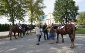 Konna procesja z kościoła w Ostropie