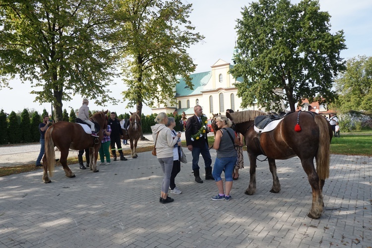 Konna procesja z kościoła w Ostropie