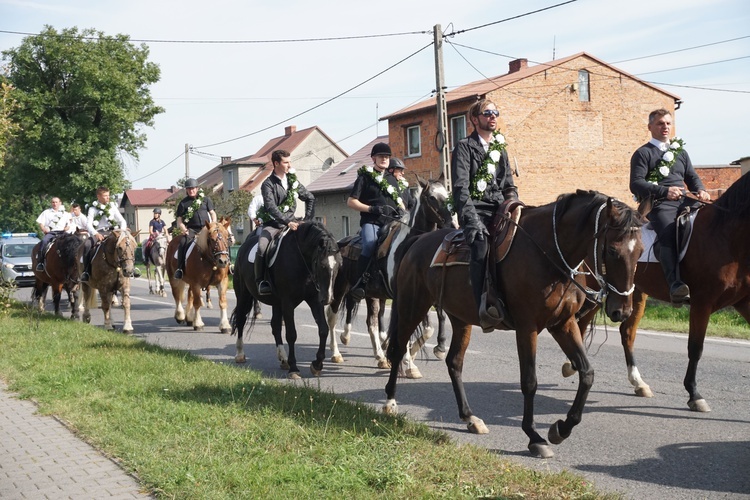 Konna procesja z kościoła w Ostropie