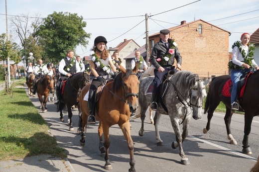 Konna procesja z kościoła w Ostropie