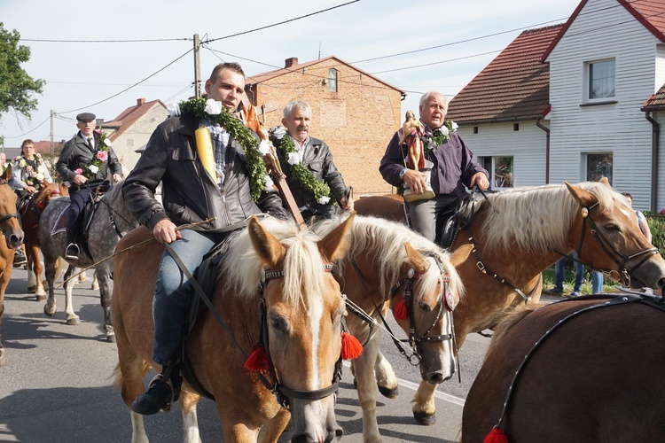 Konna procesja z kościoła w Ostropie