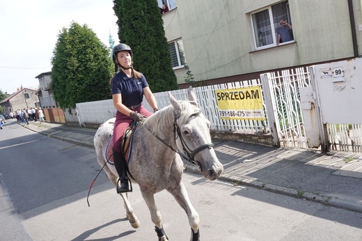 Konna procesja z kościoła w Ostropie