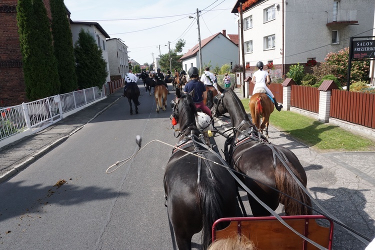 Konna procesja z kościoła w Ostropie