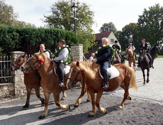 Konna procesja z kościoła w Ostropie