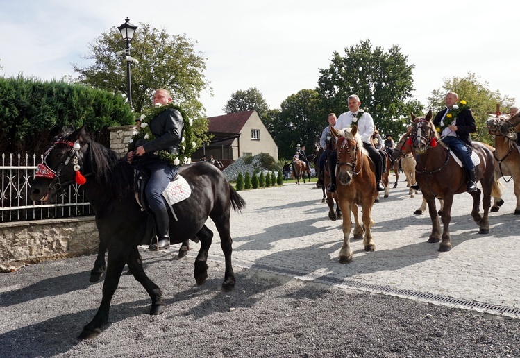 Konna procesja z kościoła w Ostropie