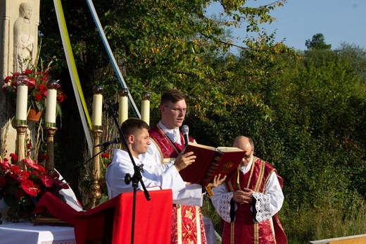 Msza św. pod XIX-wiecznym krzyżem na bielskim os. Langiewicza