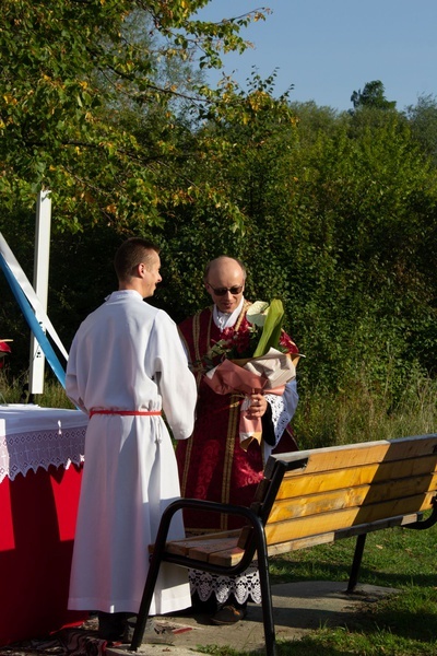 Msza św. pod XIX-wiecznym krzyżem na bielskim os. Langiewicza