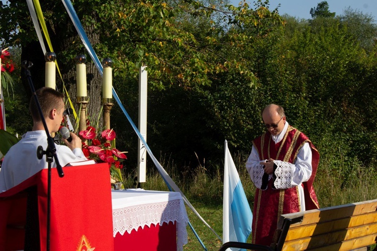 Msza św. pod XIX-wiecznym krzyżem na bielskim os. Langiewicza