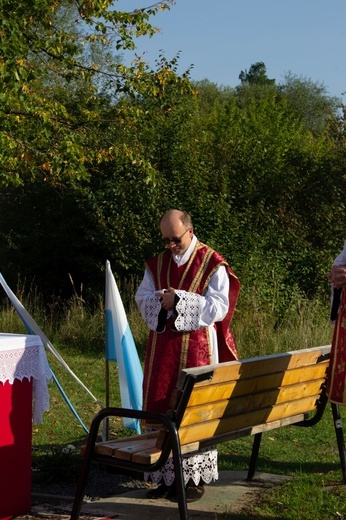 Msza św. pod XIX-wiecznym krzyżem na bielskim os. Langiewicza