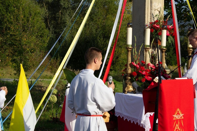 Msza św. pod XIX-wiecznym krzyżem na bielskim os. Langiewicza