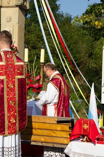 Msza św. pod XIX-wiecznym krzyżem na bielskim os. Langiewicza