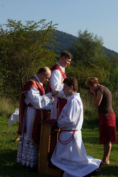 Msza św. pod XIX-wiecznym krzyżem na bielskim os. Langiewicza
